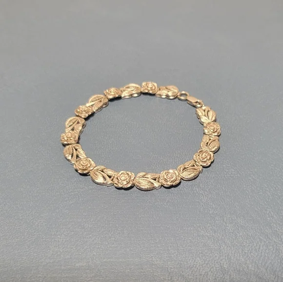 Elegant Sterling Silver Floral Bracelet - Picture 2 of 4